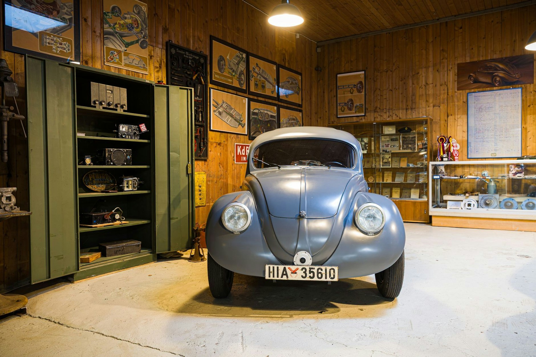 In der holzvertäfelten Garage des Sammlers finden sich neben dem W30 viele Bilder und Originaldokumente zu dem Fahrzeug. Auch ein Buch wurde zum Wiederaufbau geschrieben.