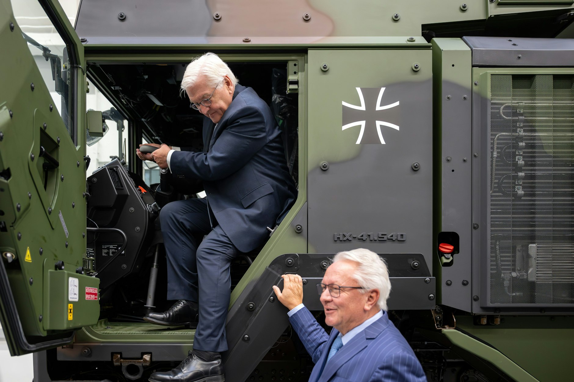 Bundespräsident Frank-Walter Steinmeier (l.) besichtigt in Begleitung von Rheinmetall-Chef Armin Papperger das Wiener Werk des Rüstungskonzerns.