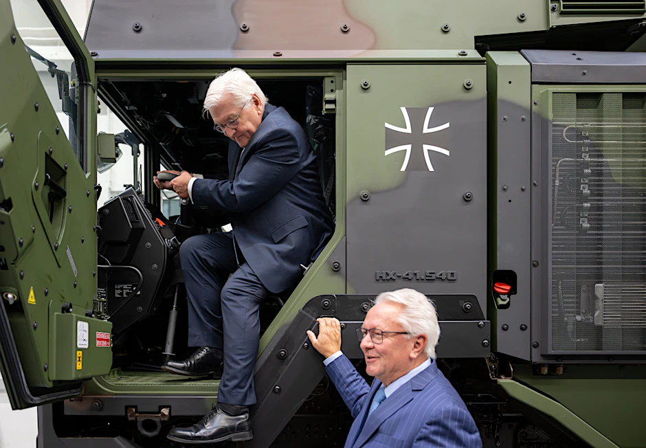 Bundespräsident Frank-Walter Steinmeier (l.) besichtigt in Begleitung von Rheinmetall-Chef Armin Papperger das Wiener Werk des Rüstungskonzerns.