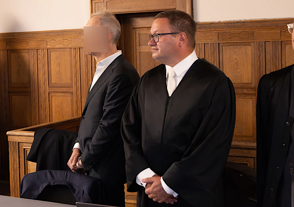 Der angeklagte Arzt (l.) und sein Verteidiger
