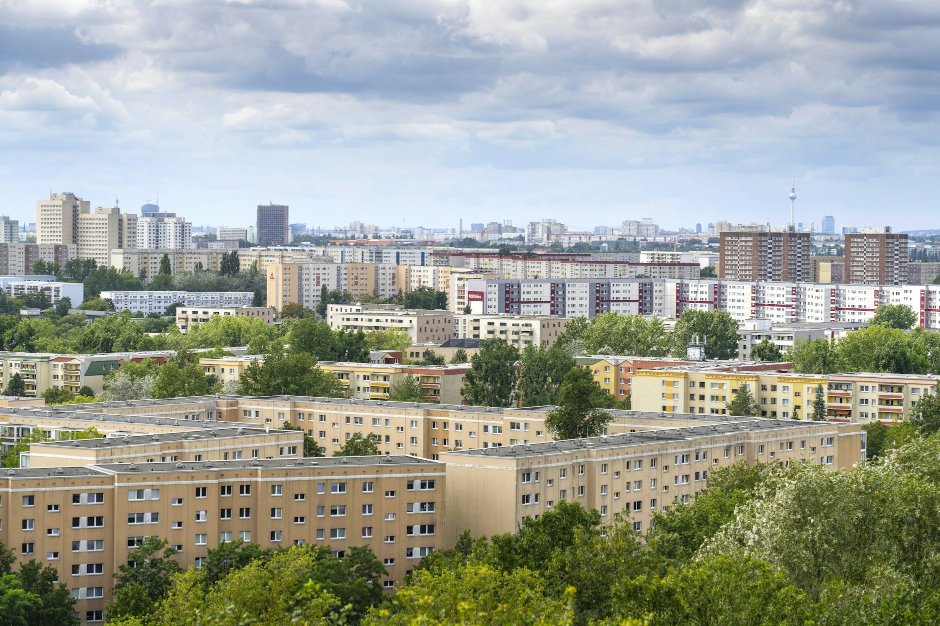 Blick von den Ahrensfelder Bergen auf die Plattenbauten im Stadtbezirk Marzahn-Hellersdorf. Früher gab es hier noch Wohnungen zu günstigen Preisen. Doch die Zeiten scheinen nun vorbei.