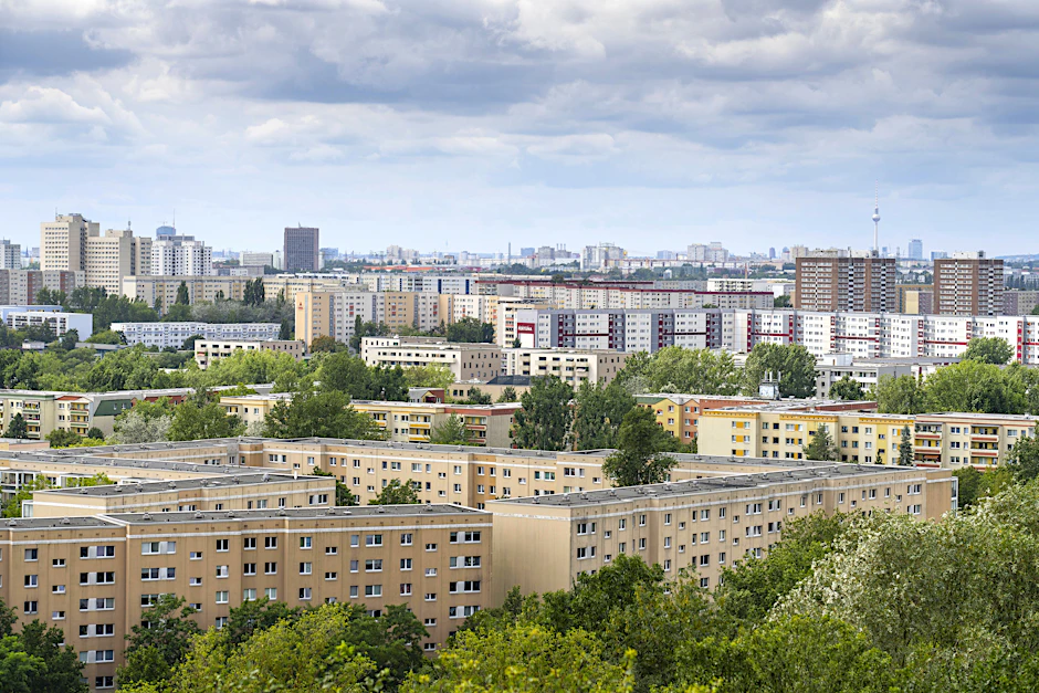 Blick von den Ahrensfelder Bergen auf die Plattenbauten im Stadtbezirk Marzahn-Hellersdorf. Früher gab es hier noch Wohnungen zu günstigen Preisen. Doch die Zeiten scheinen nun vorbei.