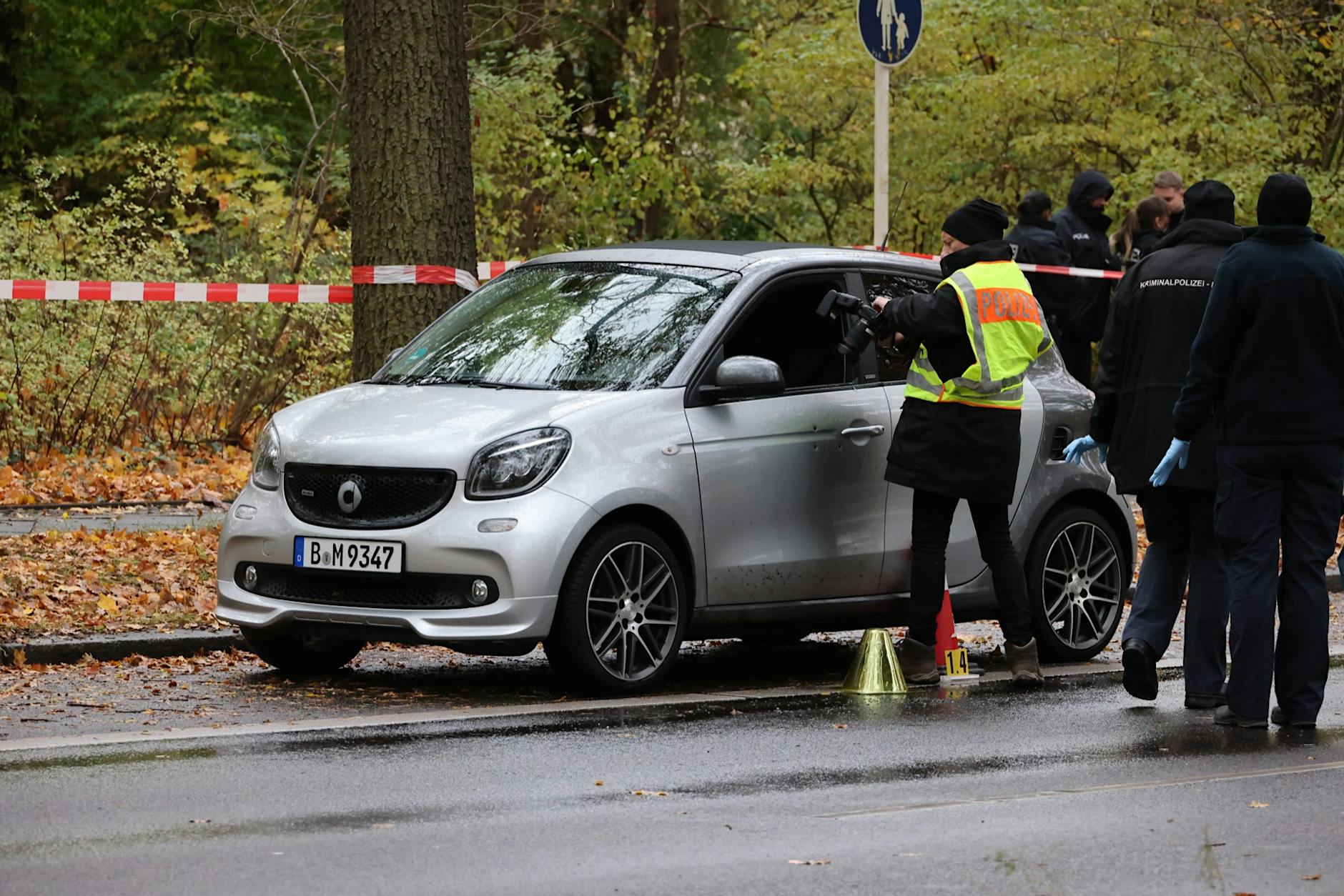 Schießerei auf der Straße: Unbekannte feuern auf Smart, Fahrer verletzt!