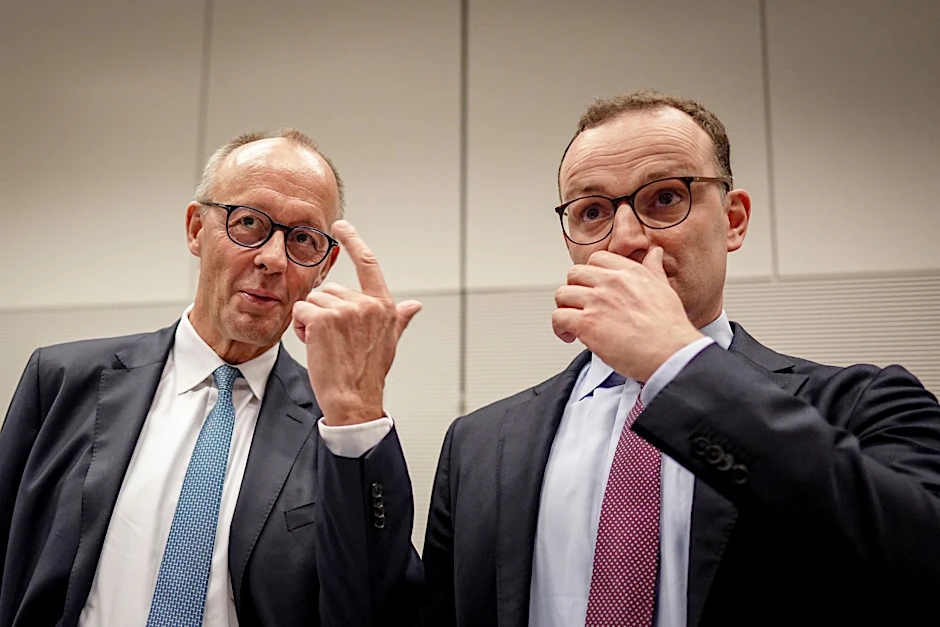 Bundeskanzler Friedrich Merz (CDU) und Jens Spahn, Vorsitzender der Unionsfraktion im Bundestag. Spahn gibt Merz in der Stadtbild-Debatte Rückendeckung.