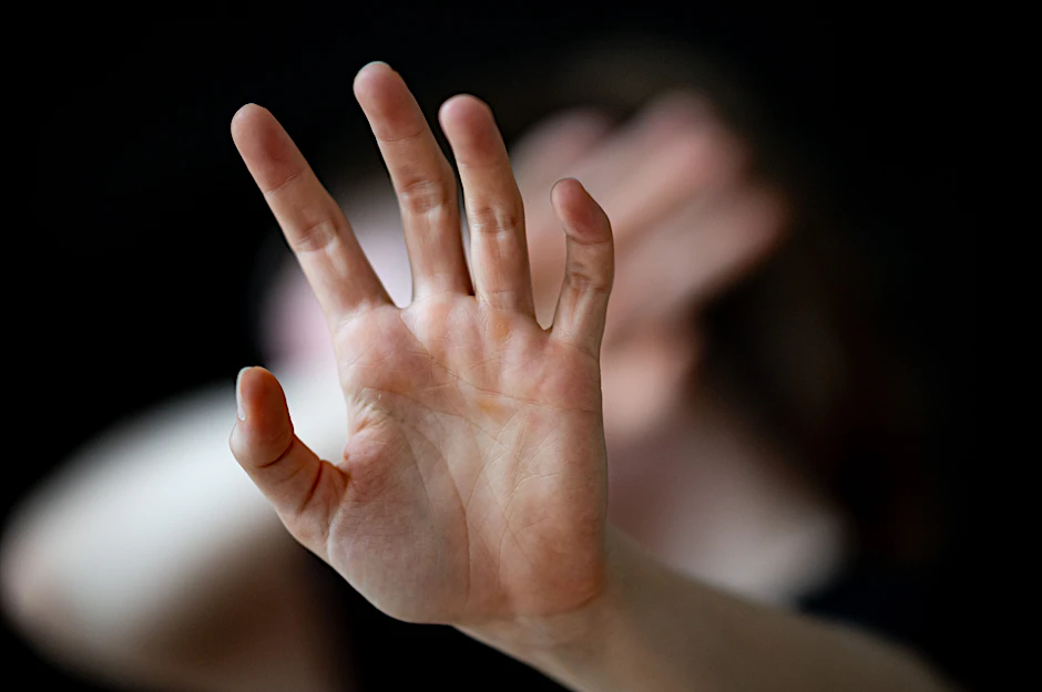 Eine Frau hält ihre Hände vor das Gesicht. (Symbolfoto)