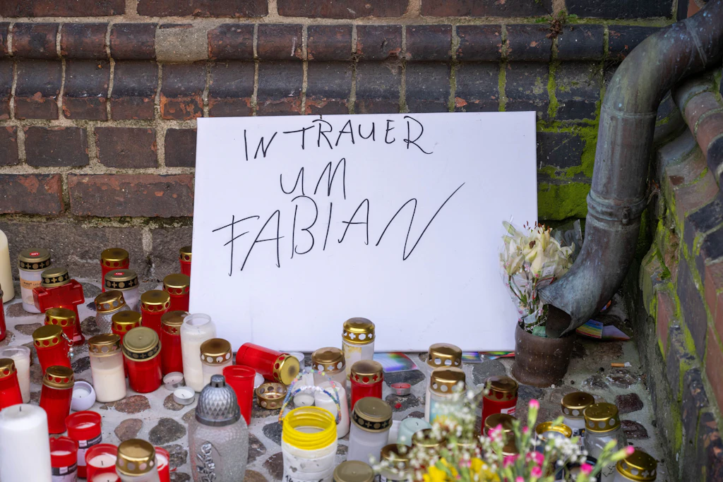 In Güstrow wird um den ermordeten Fabian getrauert. Vor der Marienkirche legten Menschen Blumen ab und stellten Kerzen nieder.