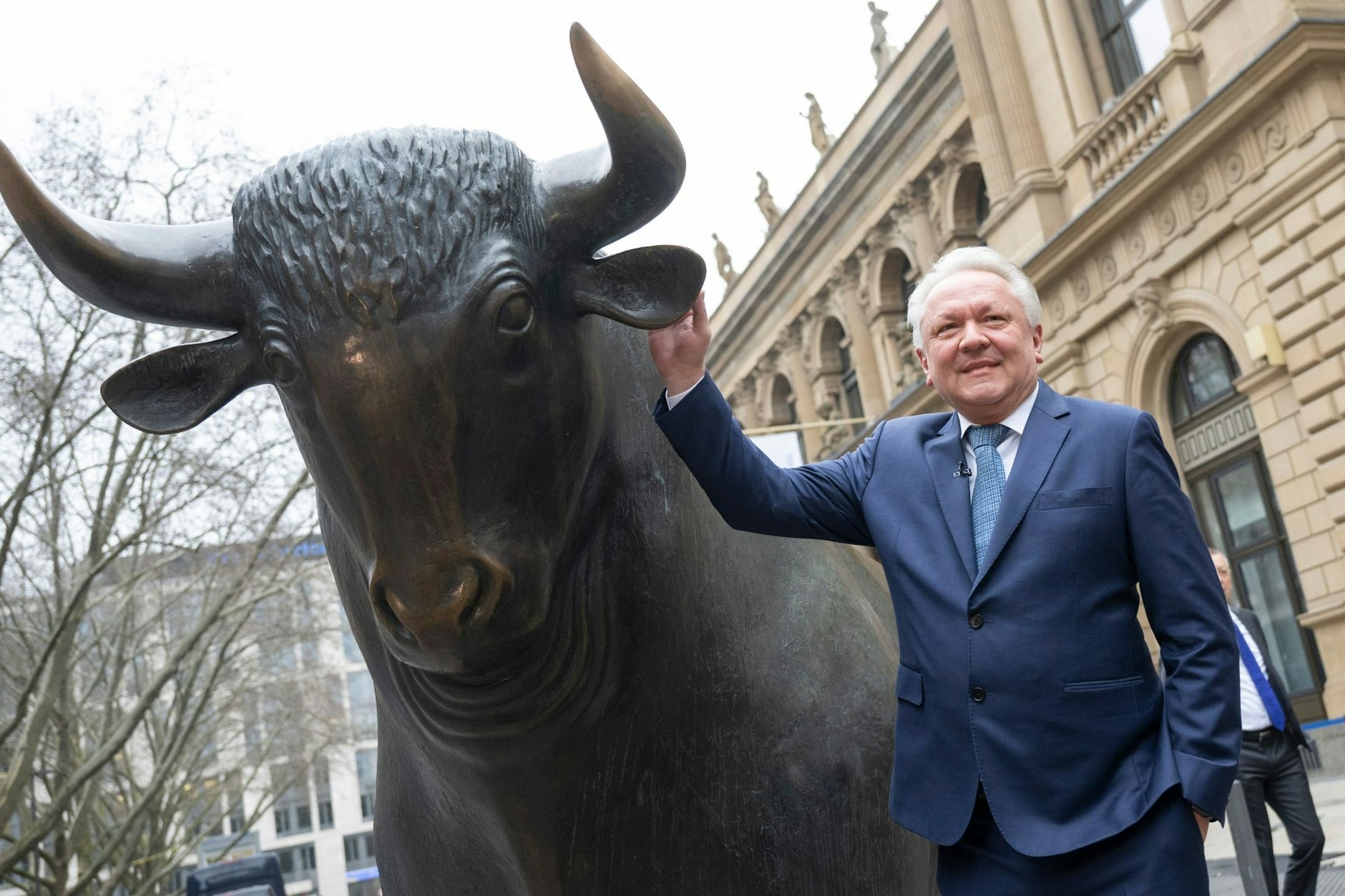 Armin Papperger, CEO von Rheinmetall, kommt zum Fototermin neben der „Bulle und Bär“-Skulptur vor der Börse in Frankfurt.