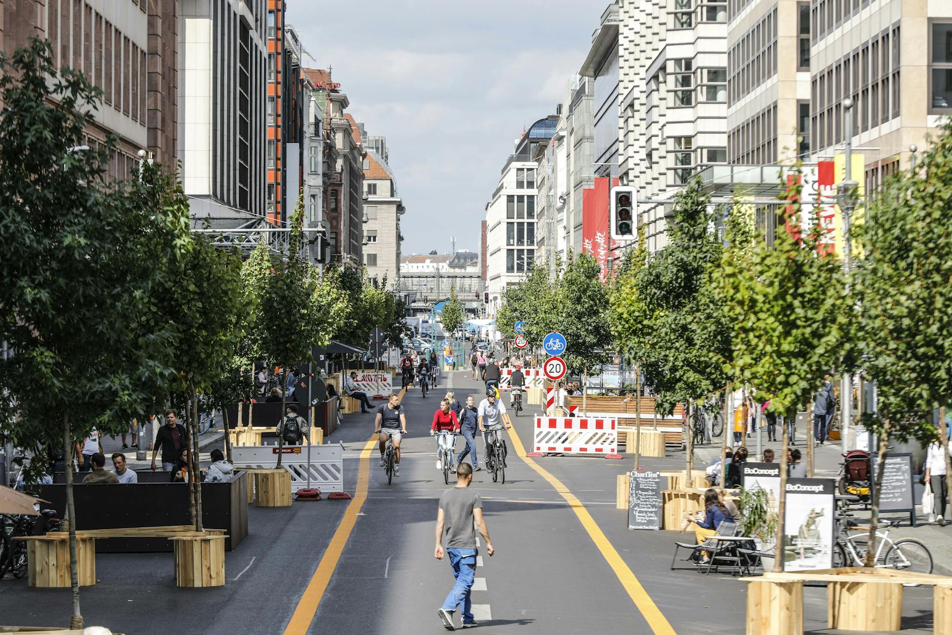 Die Friedrichstraße: Von August 2020 bis November 2022 wird sie von der Leipziger zur Französischen Straße für Fußgänger und Radfahrer geöffnet. 65 Bäume werden aufgestellt. 2023 ist sie erneut rund sechs Monate lang für Autos nicht befahrbar.