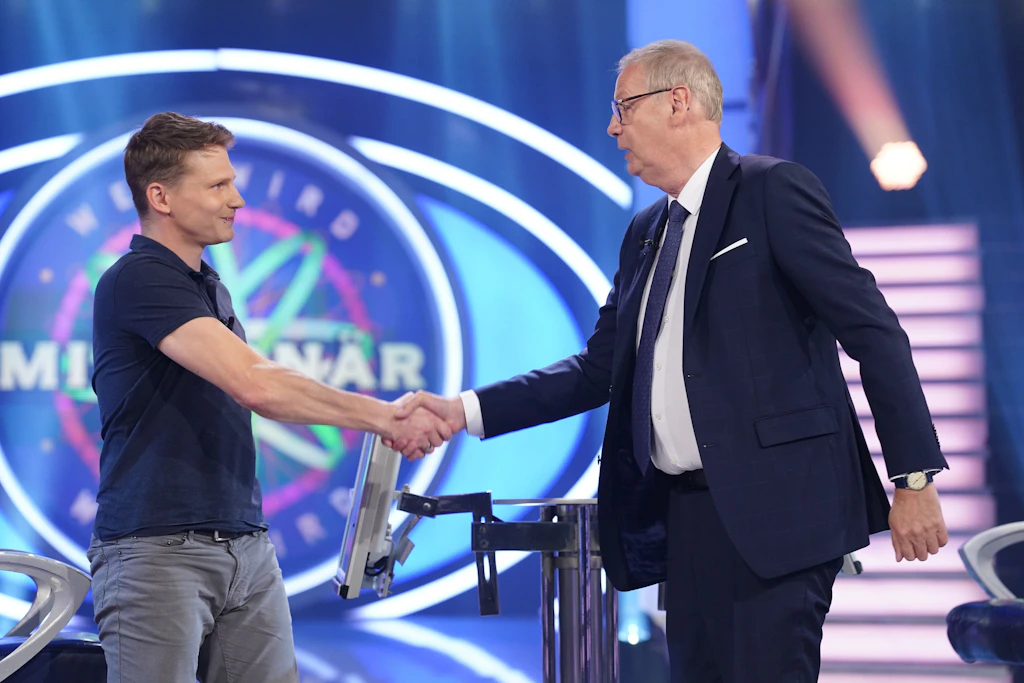 Erik Sparn-Wolf (l.) und Günther Jauch im Studio von „Wer wird Millionär?“. Eine Frage nach Ziegelsteinen an der Ziellinie eines Rennens sorgt für die frühe Verabschiedung des Kandidaten.
