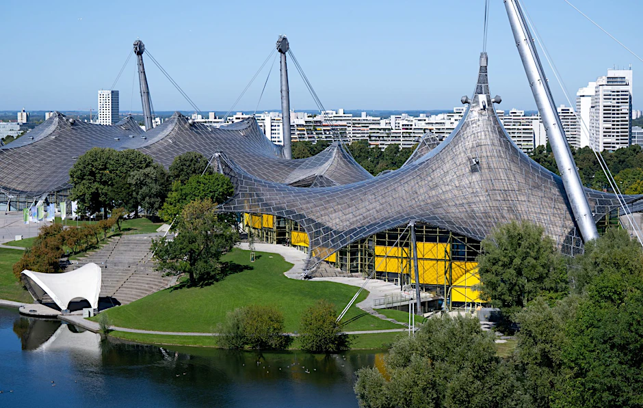 Die Olympiahalle (l) und die Schwimmhalle der olympischen Sommerspiele von 1972 im Olympiapark München. Jetzt wollen die Münchner wieder olympische Spiele ausrichten.