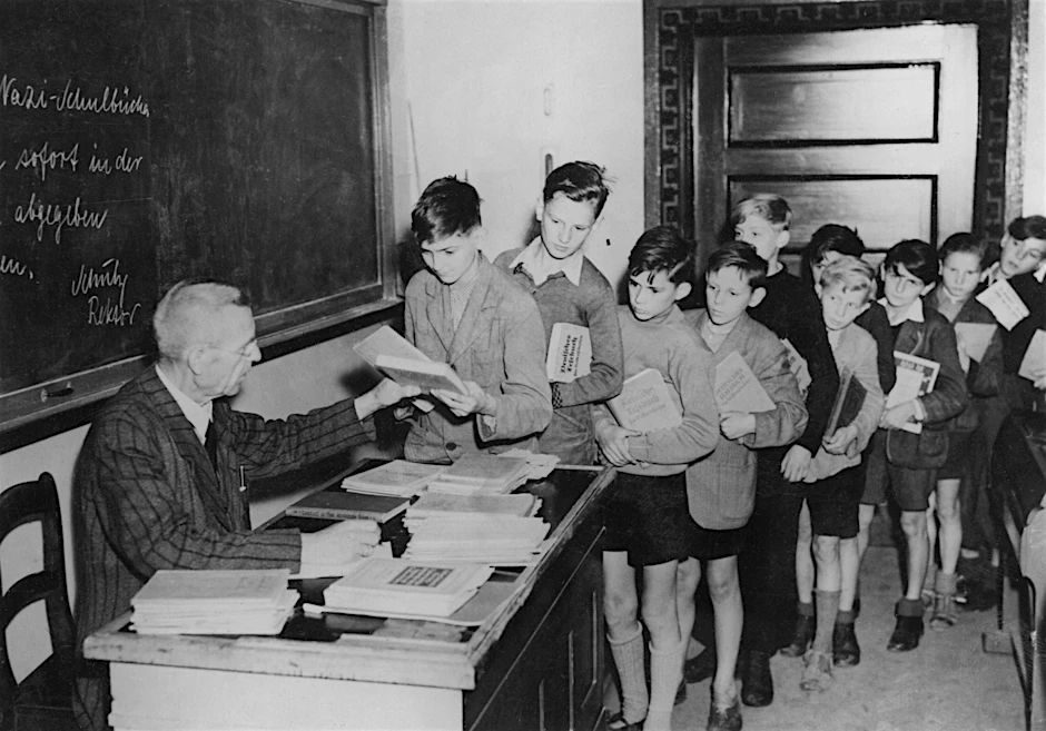 Die erste Klasse des Autoren mit Klassenleiter Galla (l.)
