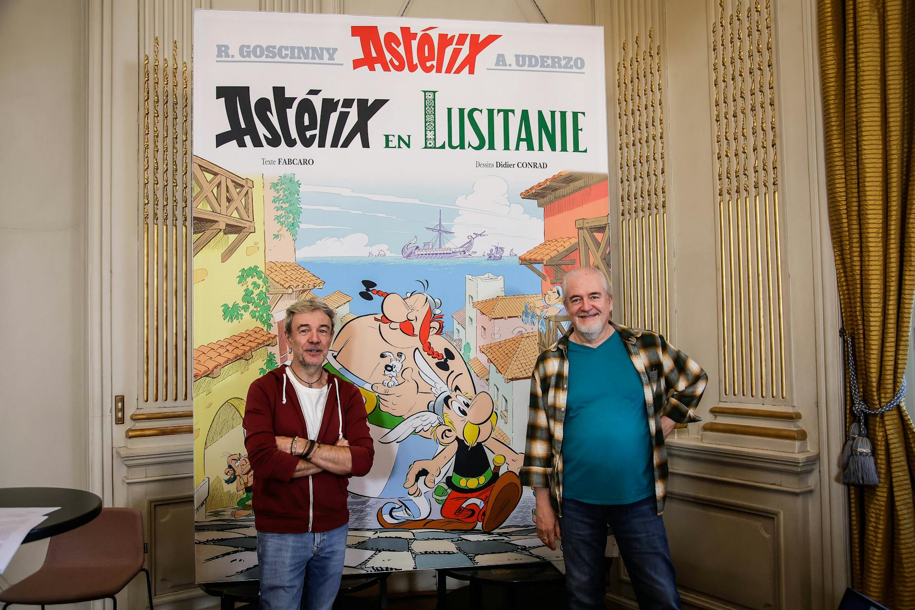 Fabrice Caro, besser bekannt als Fabcaro, und Didier Conrad während einer Präsentation von „Asterix in Lusitanien“