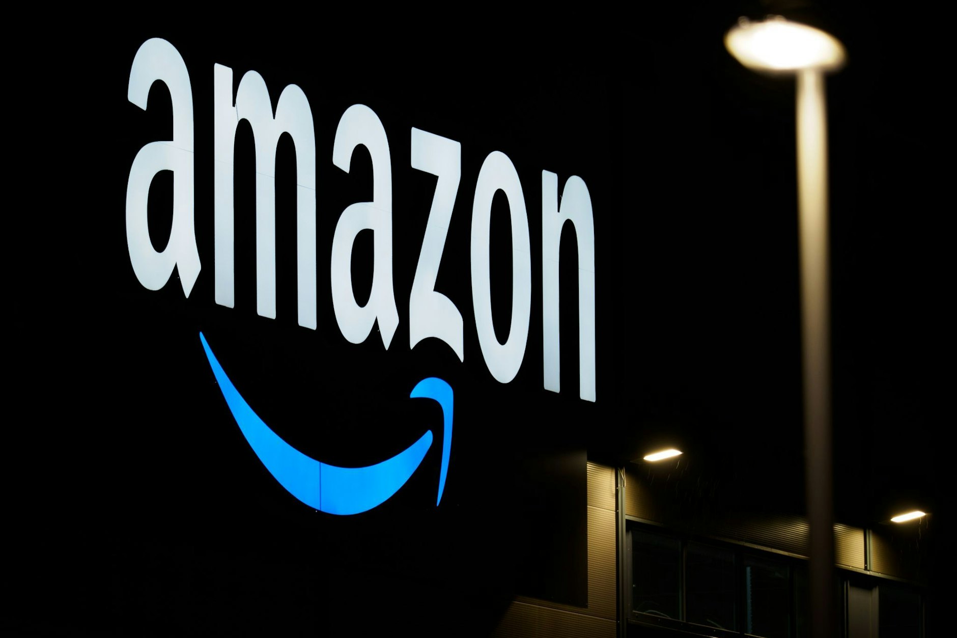 Amazon-Logo an einem Gebäude