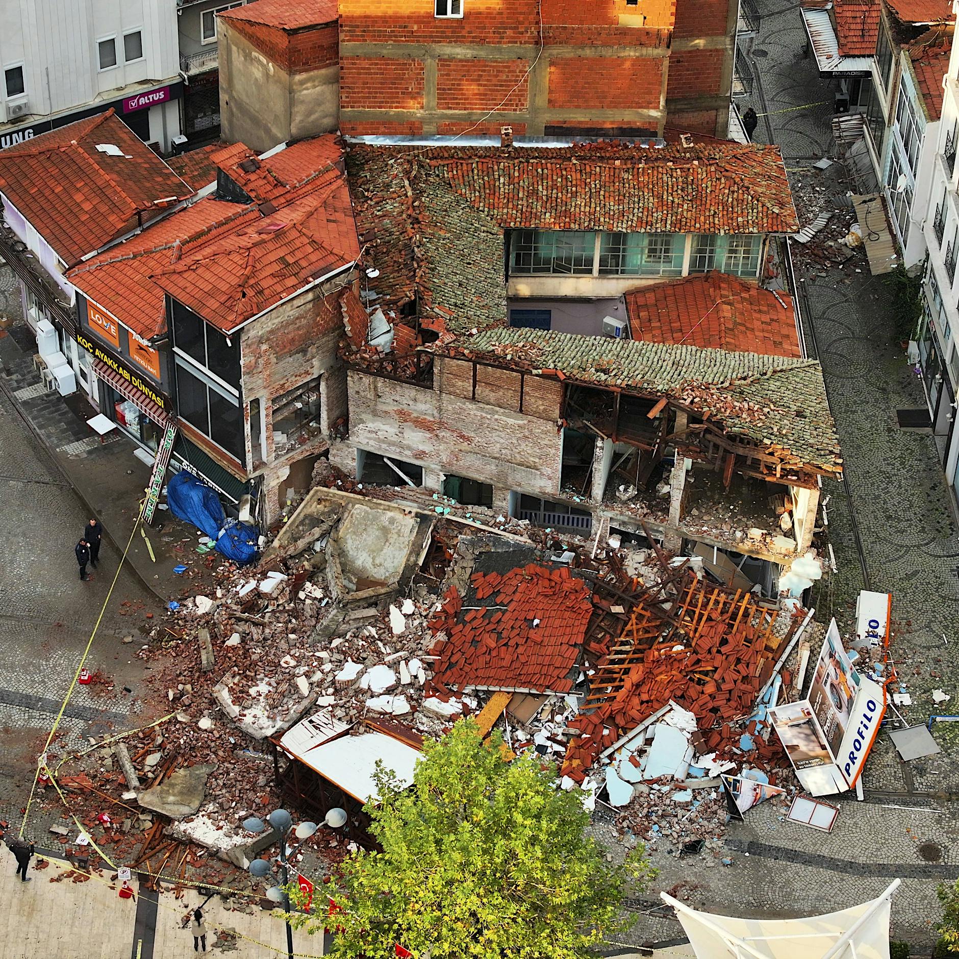 Schweres Erdbeben in der Türkei: Gebäude eingestürzt