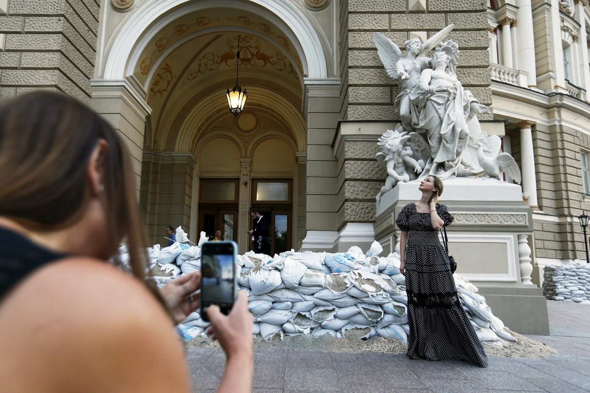 Vor dem Opernhaus in Odessa wurden kurz nach Kriegsbeginn Sandsäcke aufgestellt. Die Stadt am Schwarzen Meer ist immer wieder russischen Luftangriffen ausgesetzt.