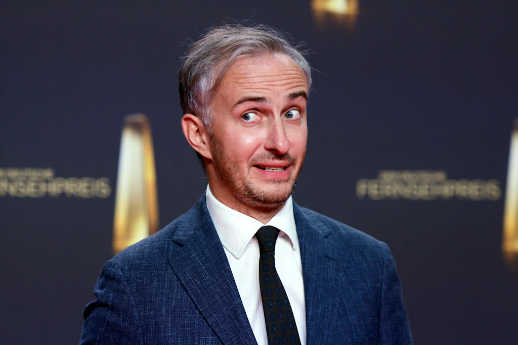 Entertainer und Satiriker Jan Böhmermann lädt in seinem Format „Böhmi brutzelt“ bekannte Persönlichkeiten zum Kochen ein.