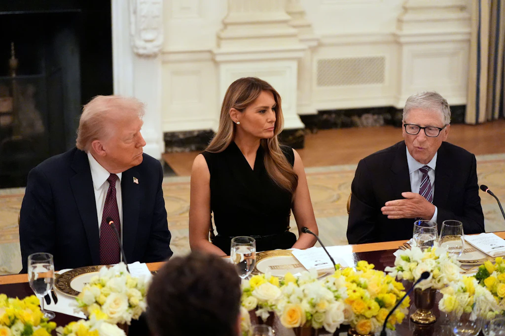 Bill Gates (r) spricht im September bei einem Abendessen mit US-Präsident Donald Trump (l) und First Lady Melania Trump im State Dinning Room des Weißen Hauses.