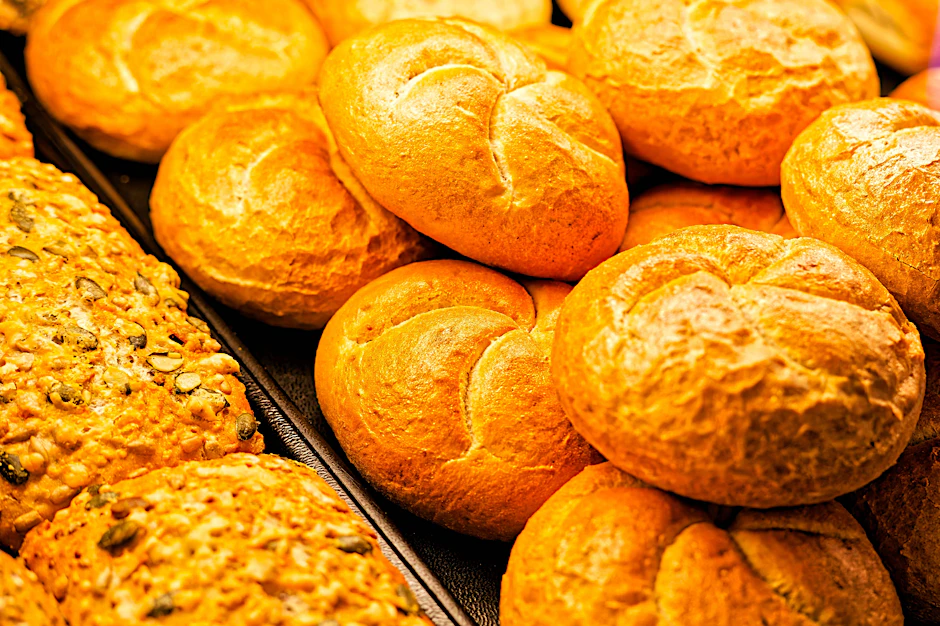 Frische Brötchen sind gefragt, doch für viele klein- und mittelständische Bäckereien sind die Kosten immer schwerer zu stemmen (Symbolbild).