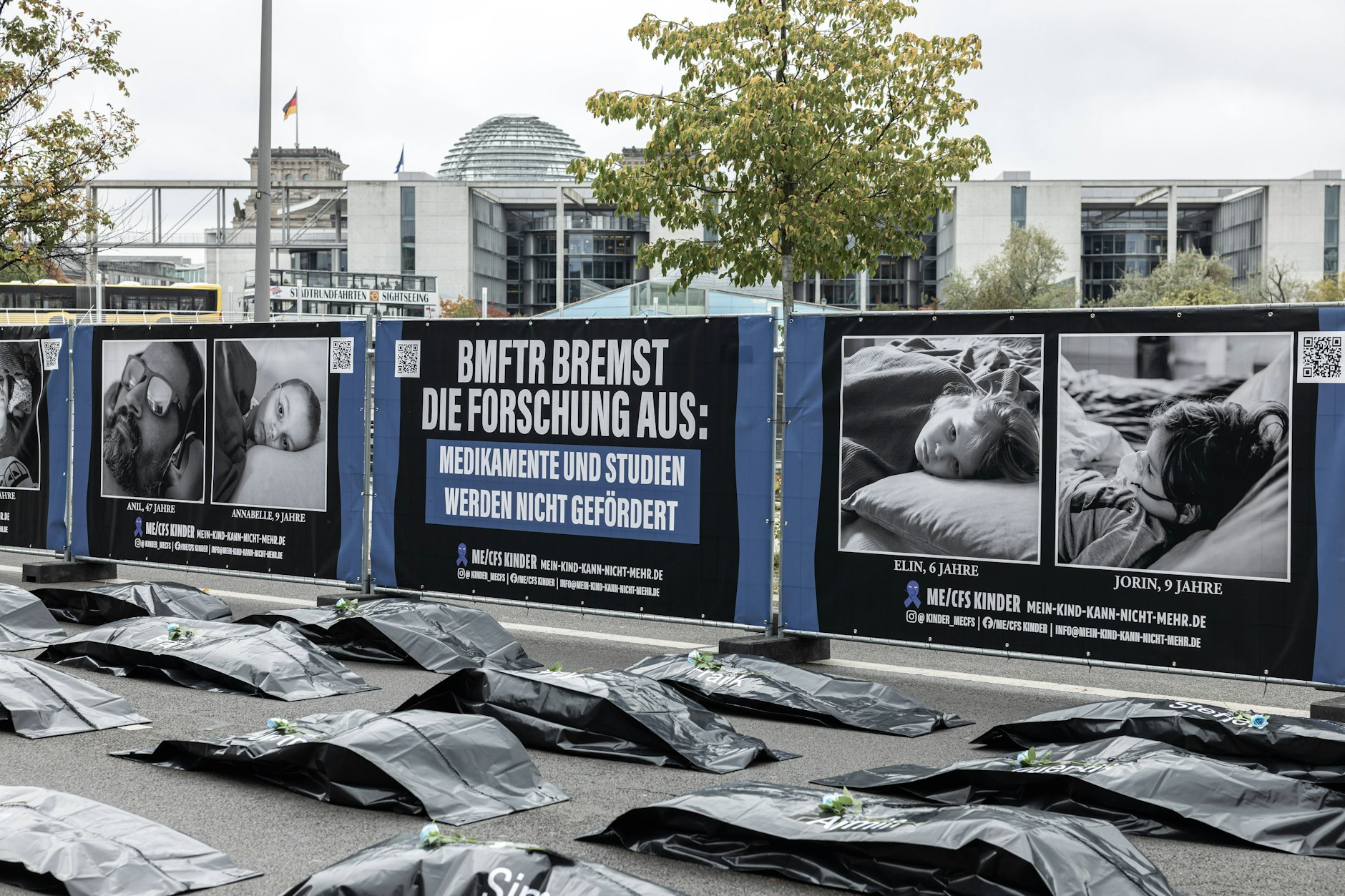 Ein Bild, das für den Frust Hunderttausender in Deutschland steht: Am 15.10.2025 demonstrierte die Patientenorganisation Kinder ME/CFS vorm Bundesforschungsministerium für mehr Unterstützung.