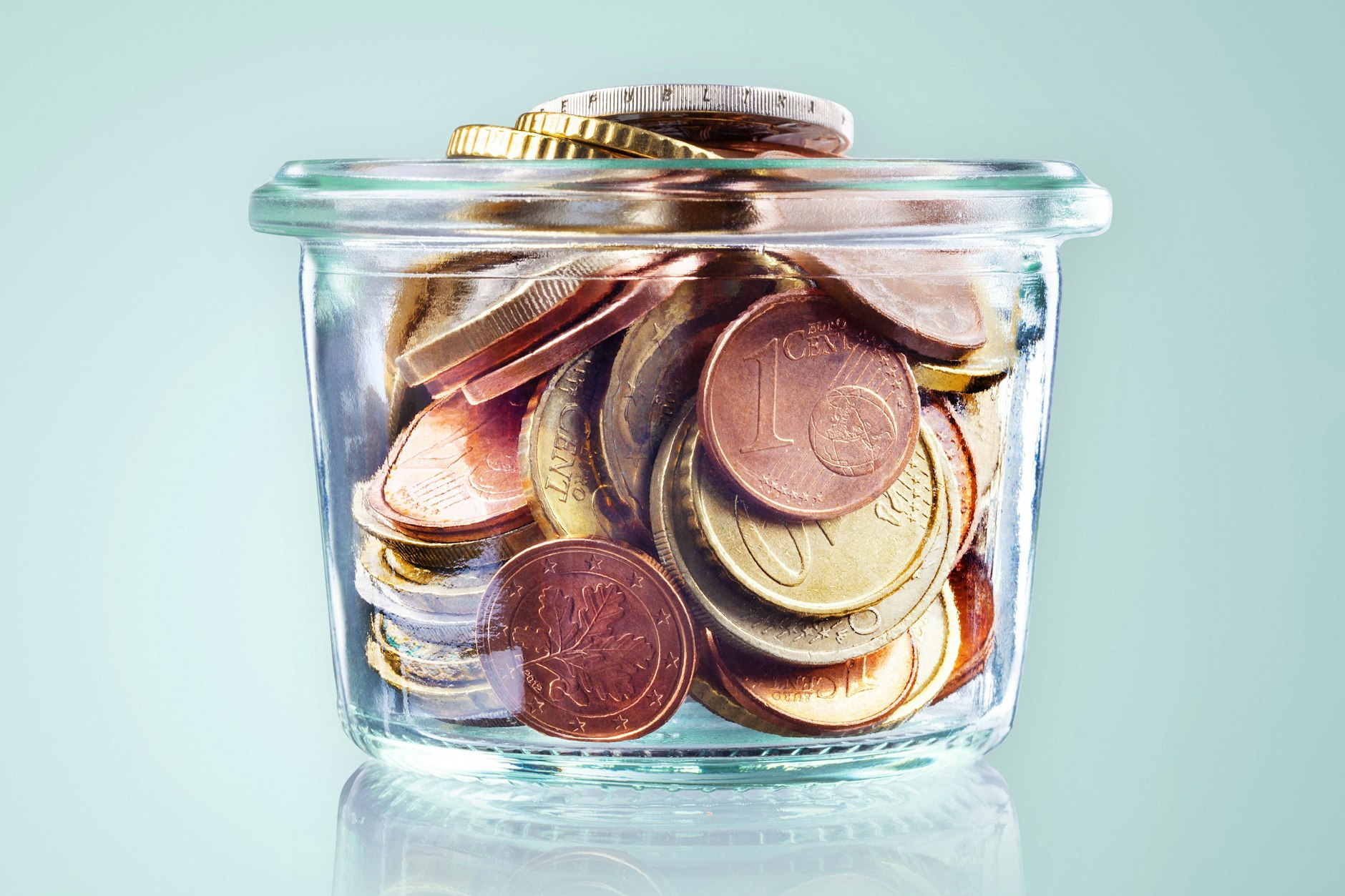 Kleingeld wird zu großem Geld, wenn man es konsequent hortet. Sei es im Einweckglas oder dem guten, alten Sparschwein.