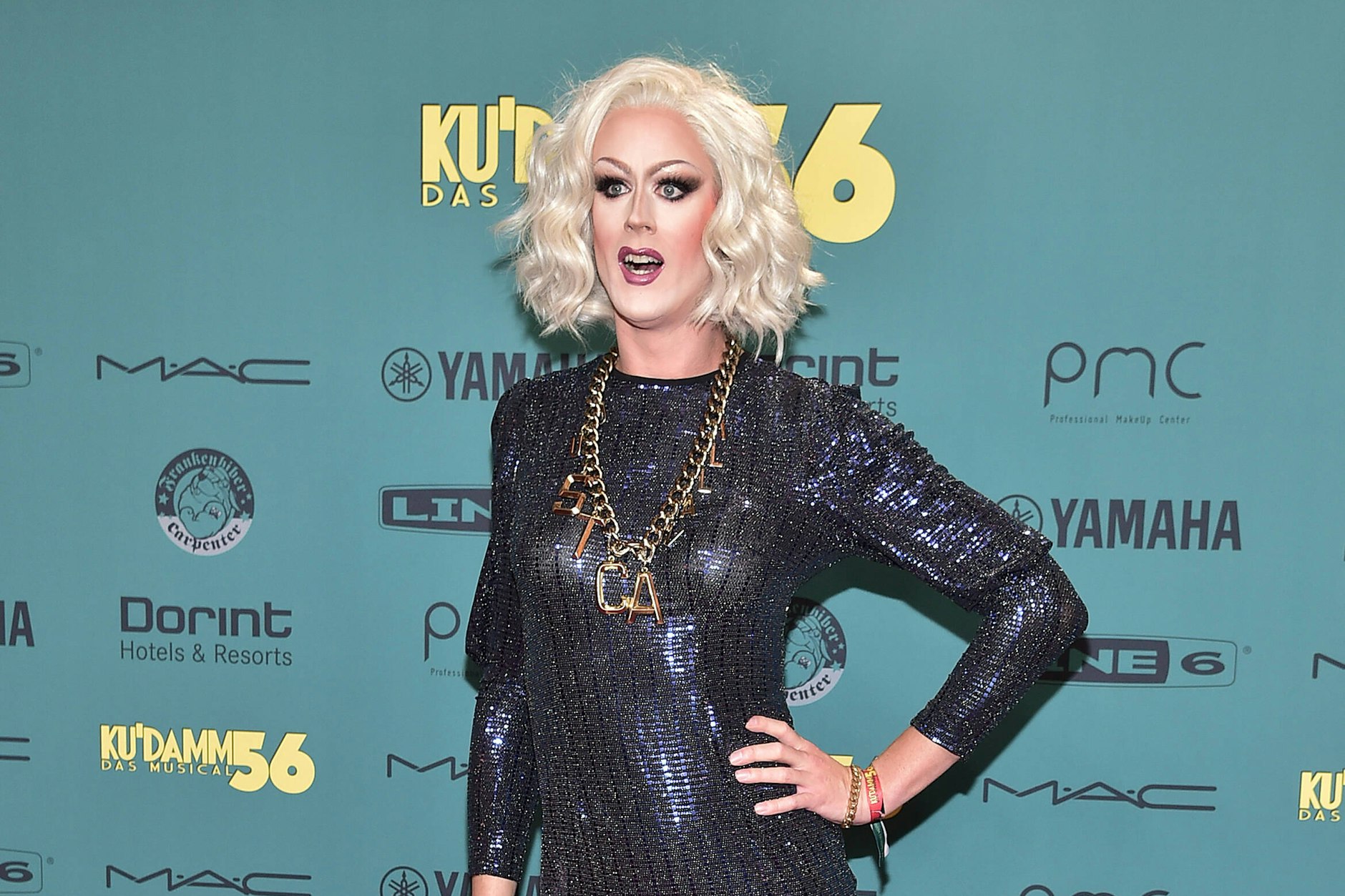 Das BKA-Theater distanziert sich nach enger Zusammenarbeit von Dragqueen Jurassica Parka.