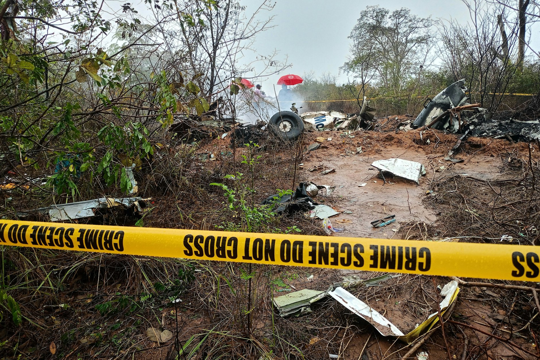 Das Kleinflugzeug mit elf Menschen an Bord war nach dem Absturz in Flammen aufgegangen.