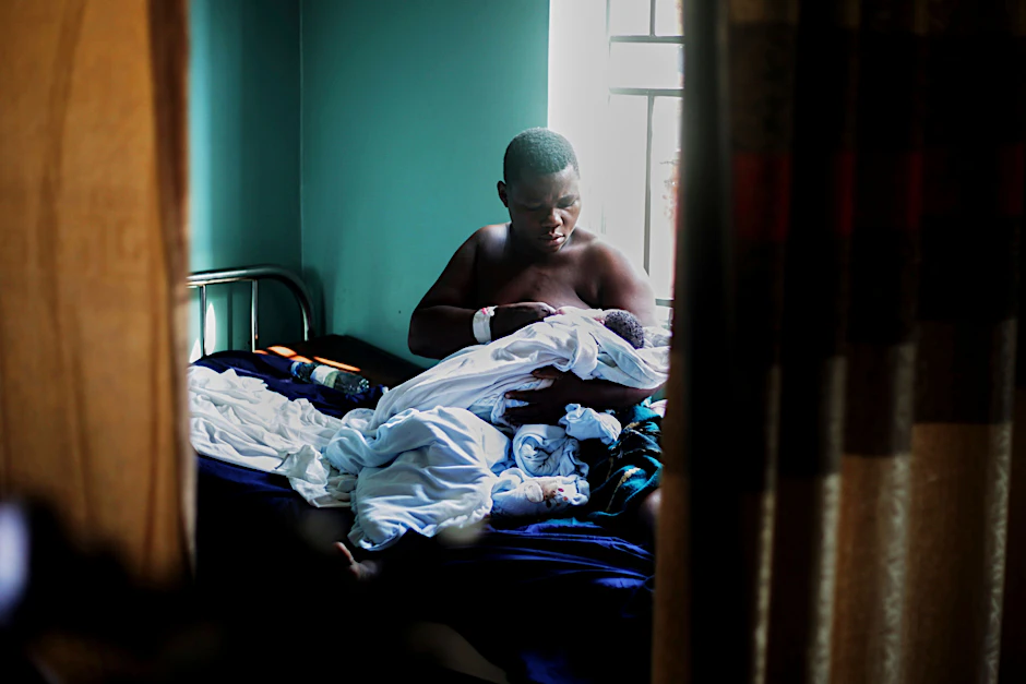 Malaria in Uganda: Eine Frau stillt ihr Neugeborenes in einem öffentlichen Gesundheitszentrum in Kampala. Schwangere sind oft von einer Malaria-Form betroffen, die schwer zu diagnostizieren ist, aber schlimme Folgen haben kann – für die Frauen und ihre Babys.