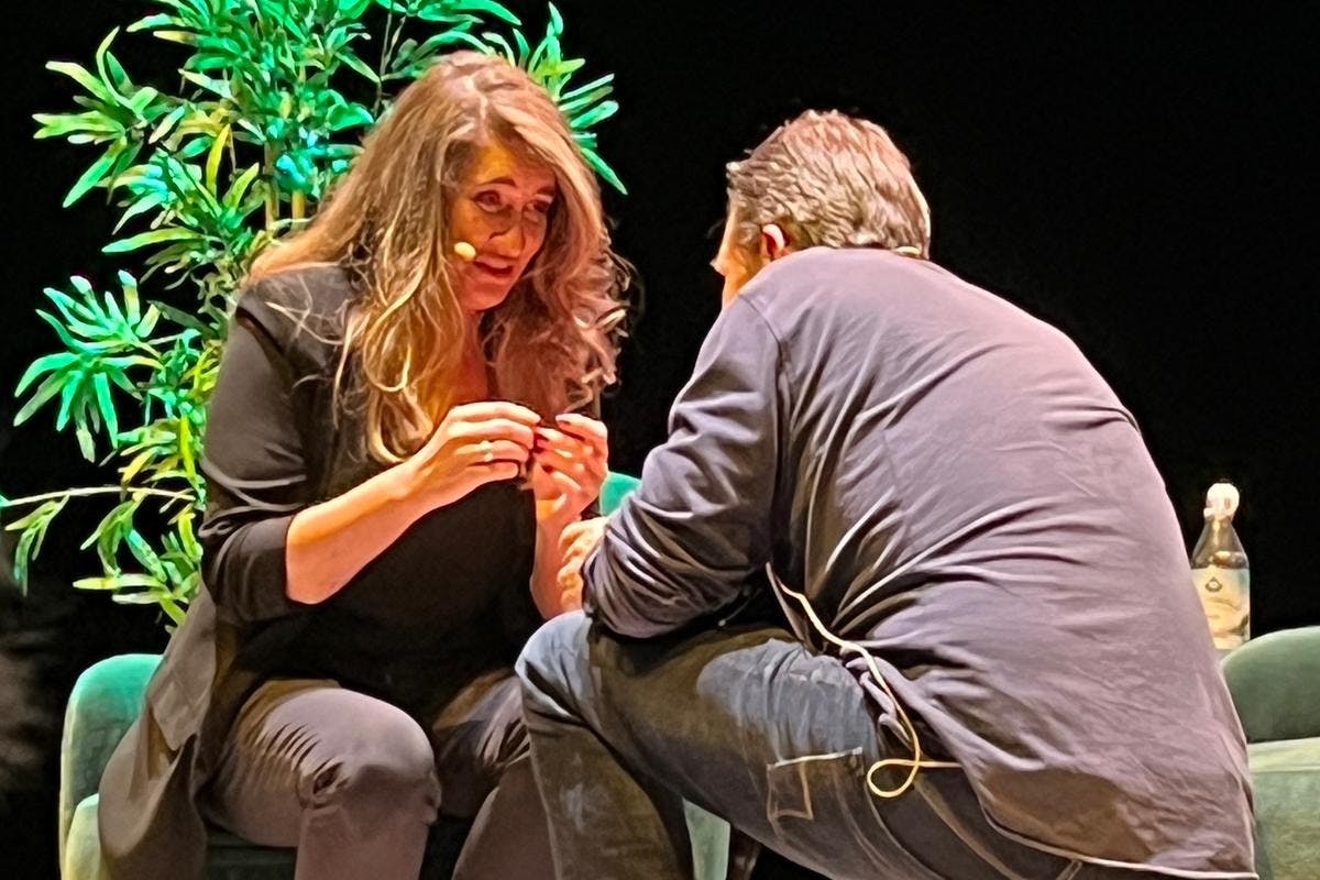 Auf der Bühne, 500 gerührte Kreuzfahrt-Gäste sahen zu, als Hardy seiner Alice den Antrag macht ....