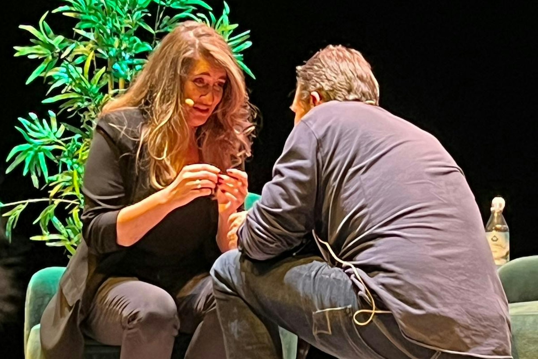 Auf der Bühne, 500 gerührte Kreuzfahrt-Gäste sahen zu, als Hardy seiner Alice den Antrag macht ....