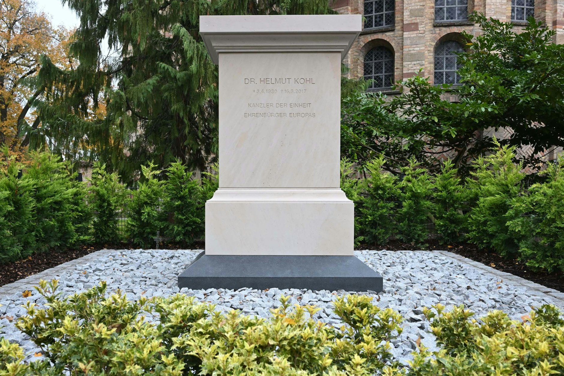 Das Grabmahl des 2017 verstorbenen früheren Bundeskanzlers Helmut Kohl im Adenauerpark in Speyer