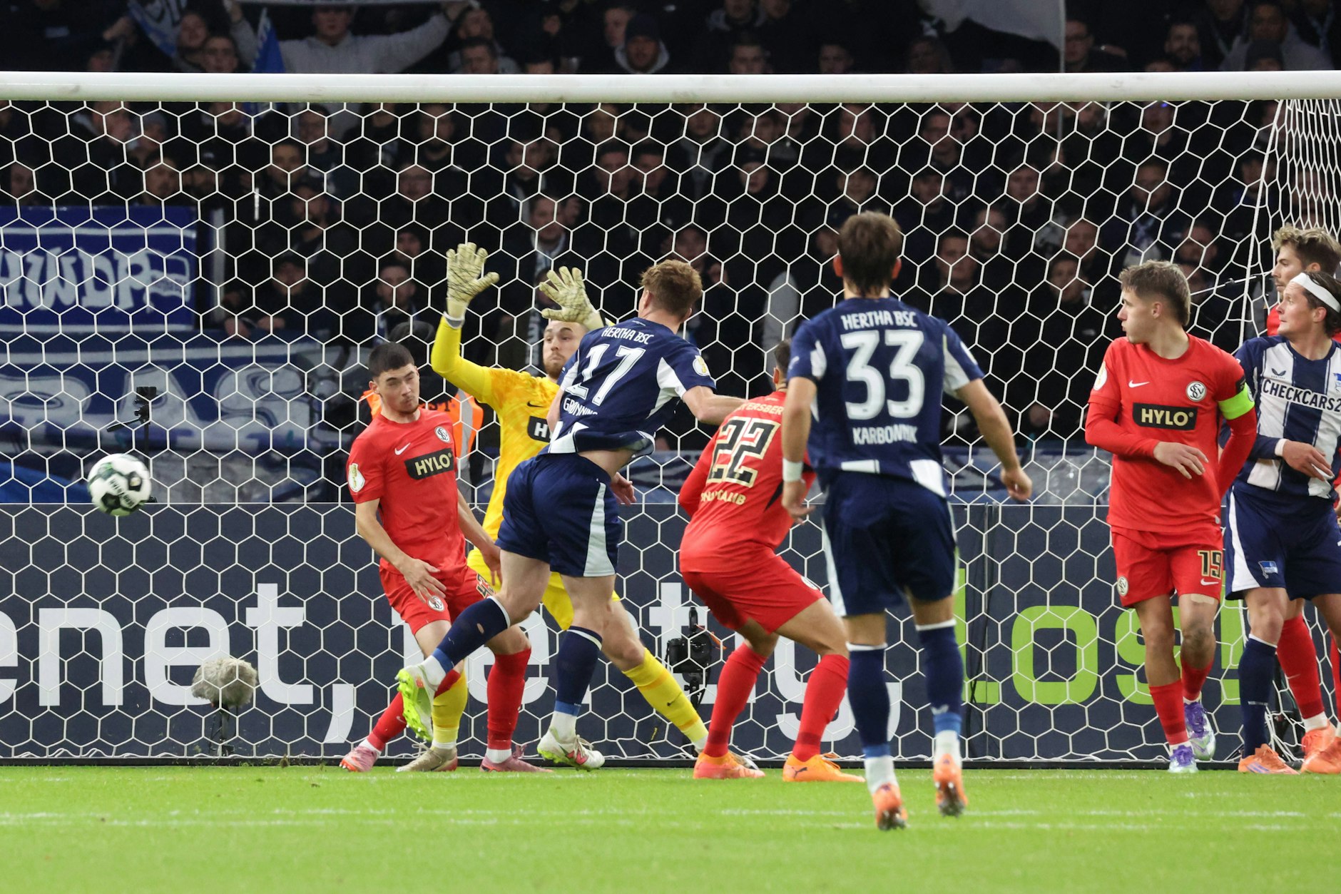 Hertha-Stürmer Sebastian Grönning köpft nach einer Ecke das 2:0 für Hertha BSC gegen SV Elversberg.