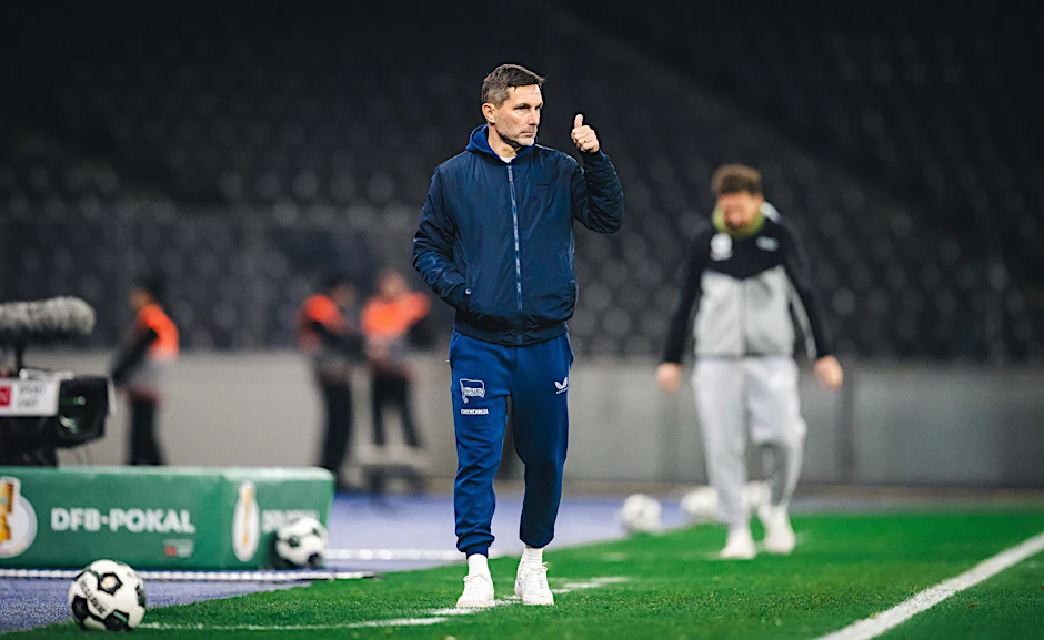Daumen hoch vor leeren Zuschauerblöcken! Trainer Stefan Leitl von Hertha BSC erlebte einen entspannten Pokalabend mit einem 3:0 gegen SV Elversberg.