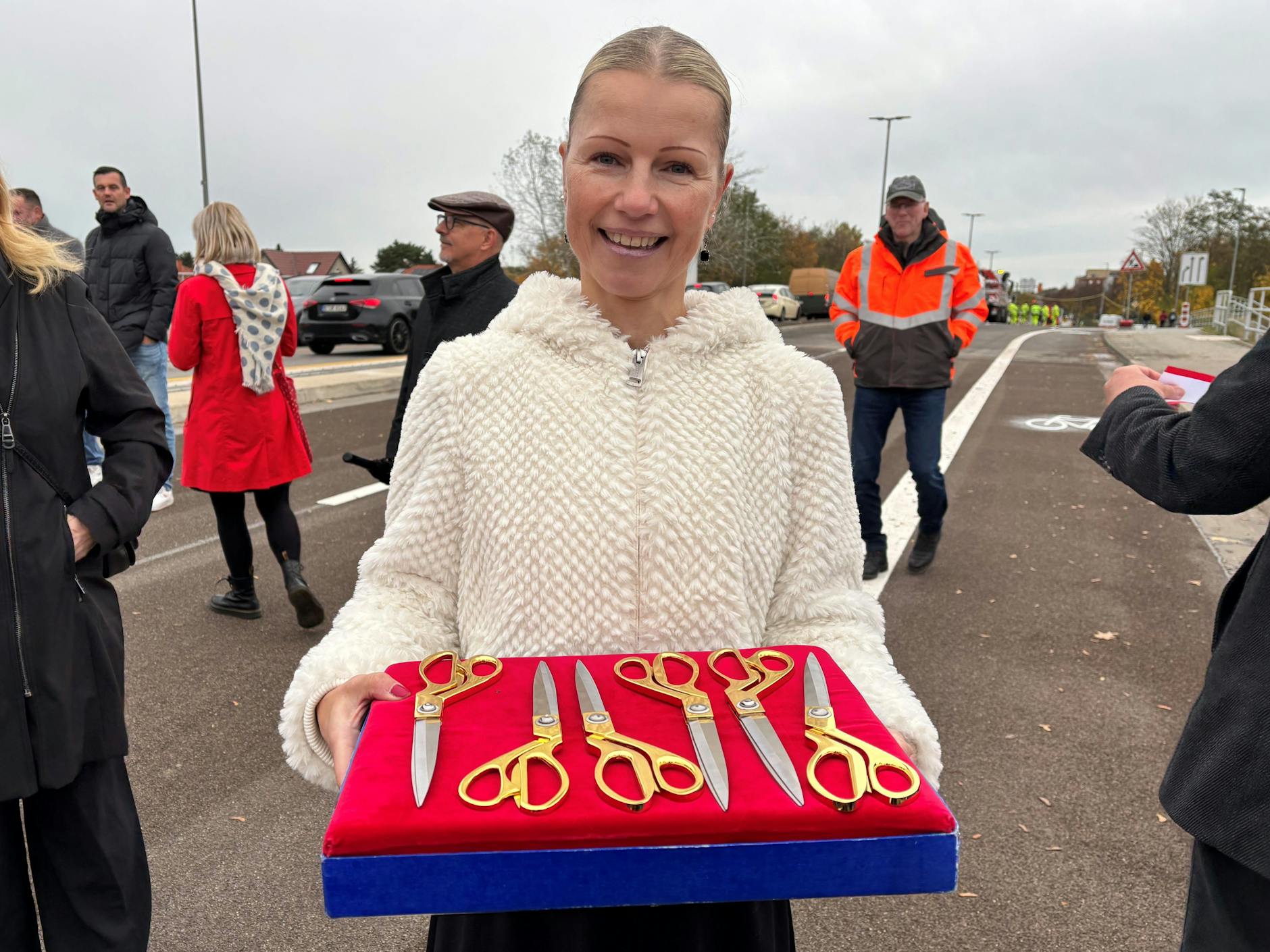 Doreen Tschamke von der Senatsverkehrsverwaltung war für die Scheren zuständig, mit denen auf der neuen Brücke in Biesdorf das Band durchschnitten wurde.