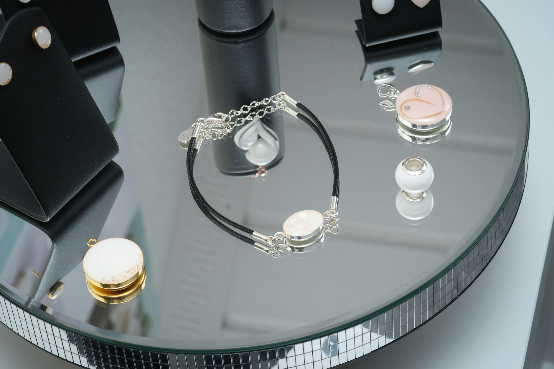 Weder aus Quarz noch aus Mondstein – diese Klunker bestehen aus Muttermilch.