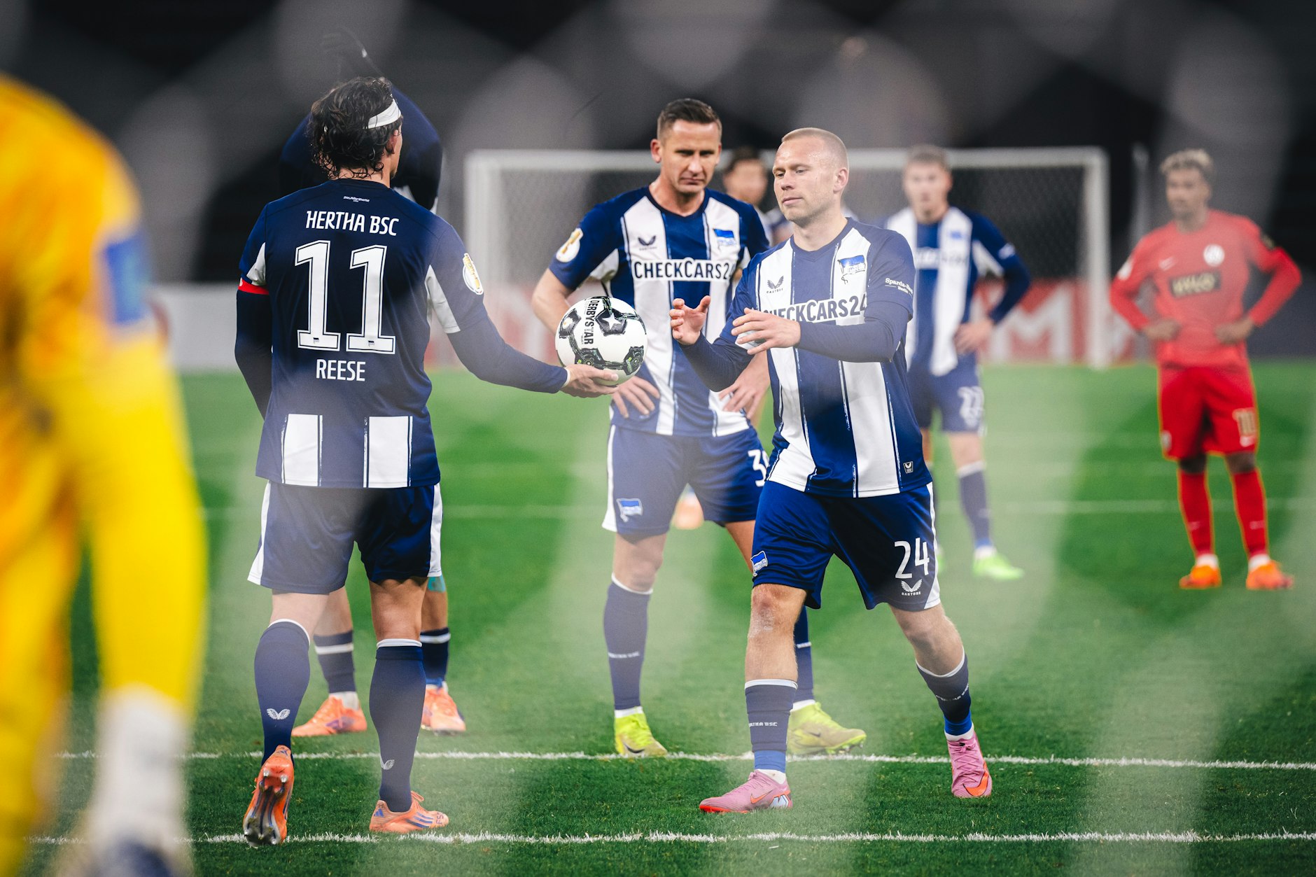 Starke Geste! Fabian Reese überreicht Jon Thorsteinsson von Hertha BSC den Ball zum Foulelfmeter während des Spiels zwischen Hertha BSC und dem SV Elversberg.