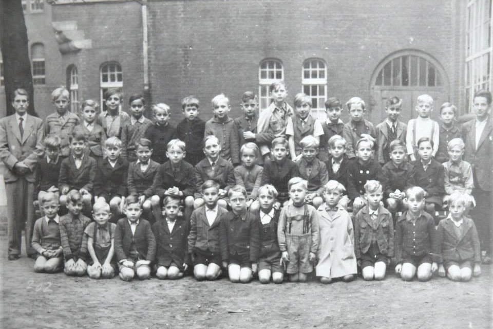 Die erste Klasse des Autoren mit Klassenleiter Galla (l.)