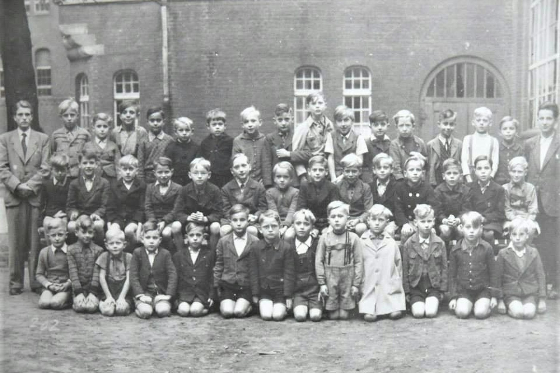 Die erste Klasse des Autoren mit Klassenleiter Galla (l.)