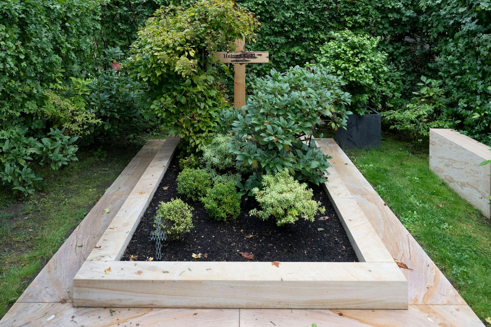 Das Grab von Helmut Kohl vor der Neugestaltung. Das schlichte Holzkreuz fing bereits an zu modern.