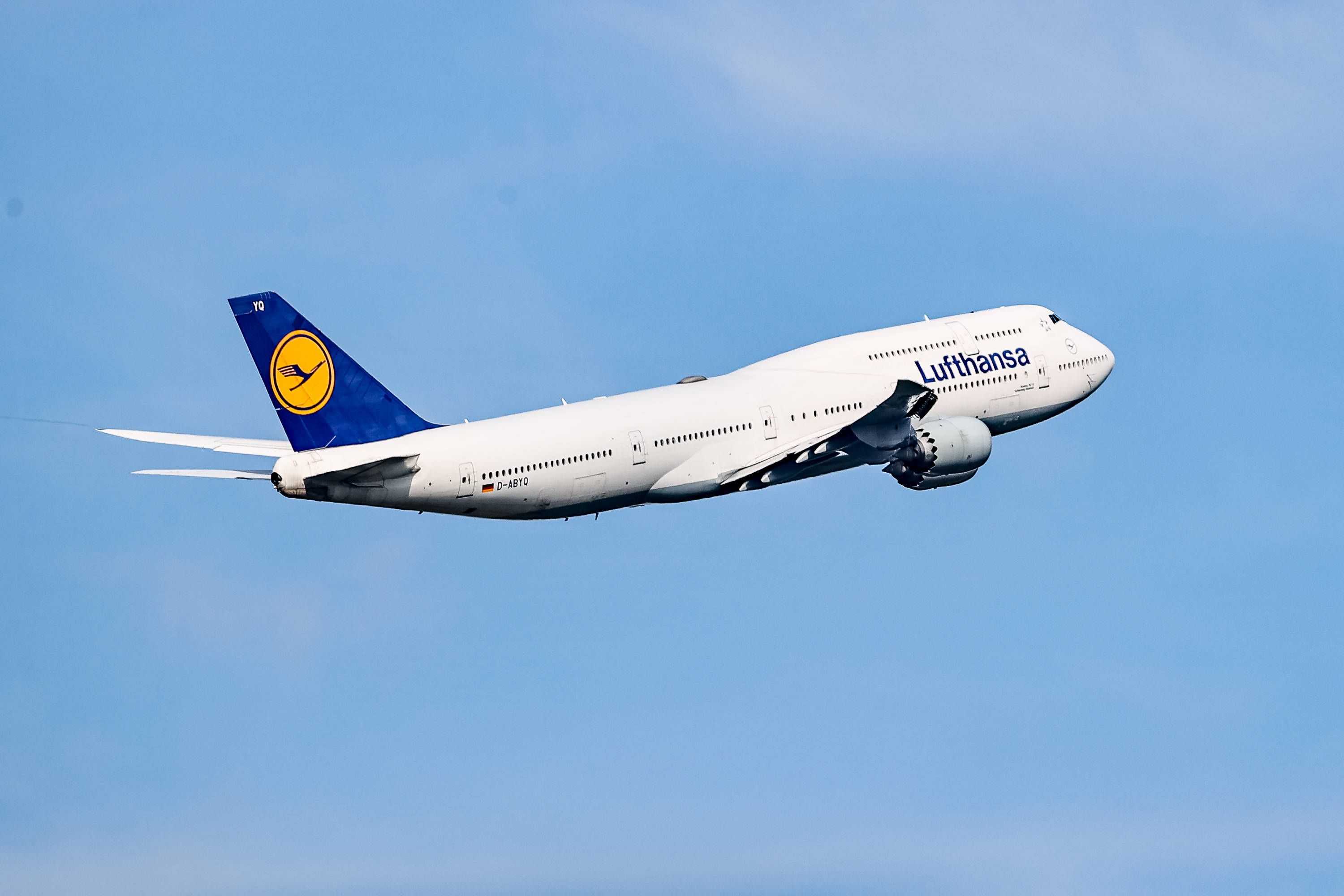 Horror-Flug: 28-Jähriger sticht mit Metallgabel auf Passagiere ein