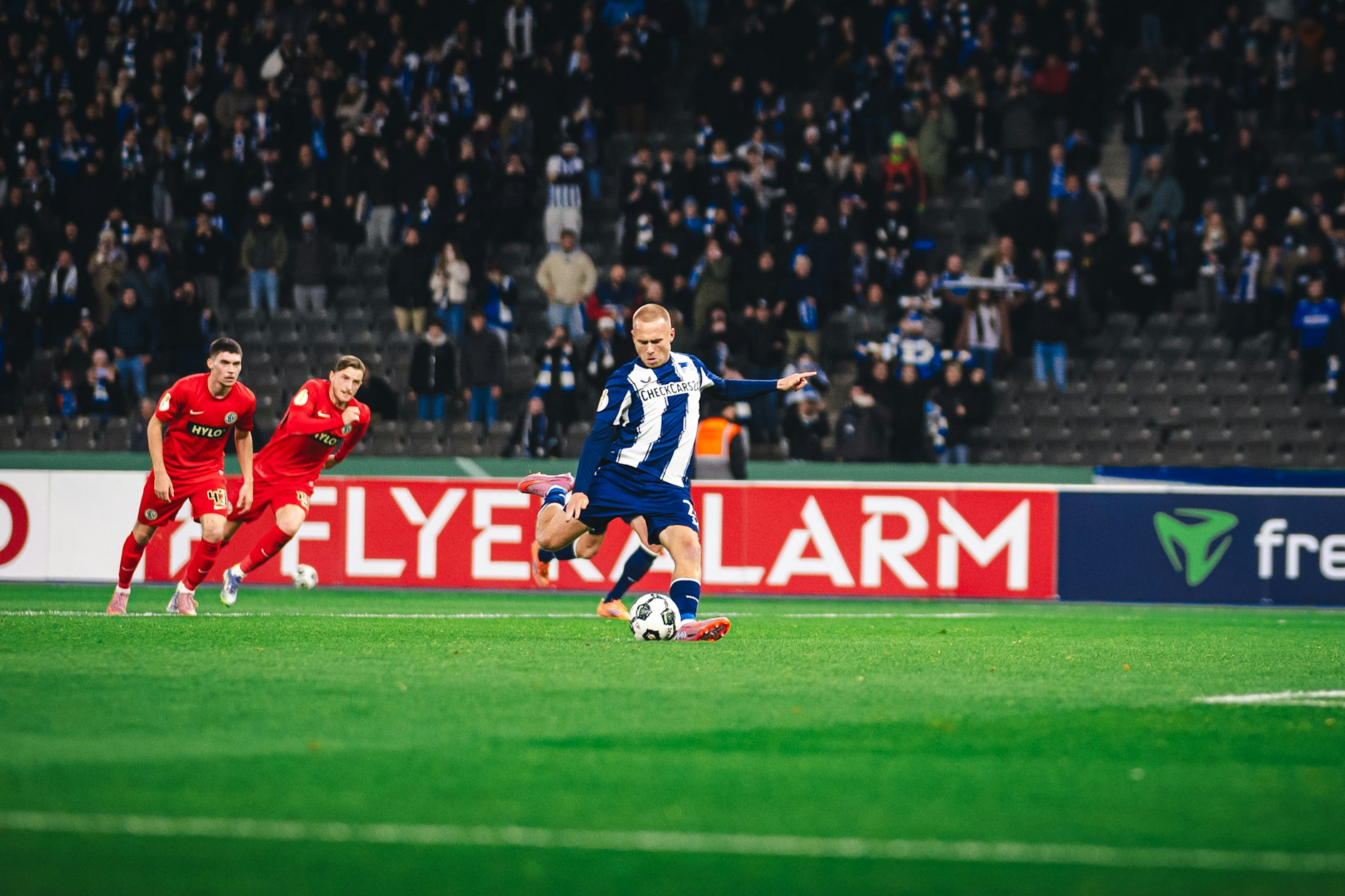 Eiskalt verwandelt! Herthas Isländer Jon Thorsteinsson trifft im Pokal per Elfmeter zum 3:0 gegen SV Elversberg..
