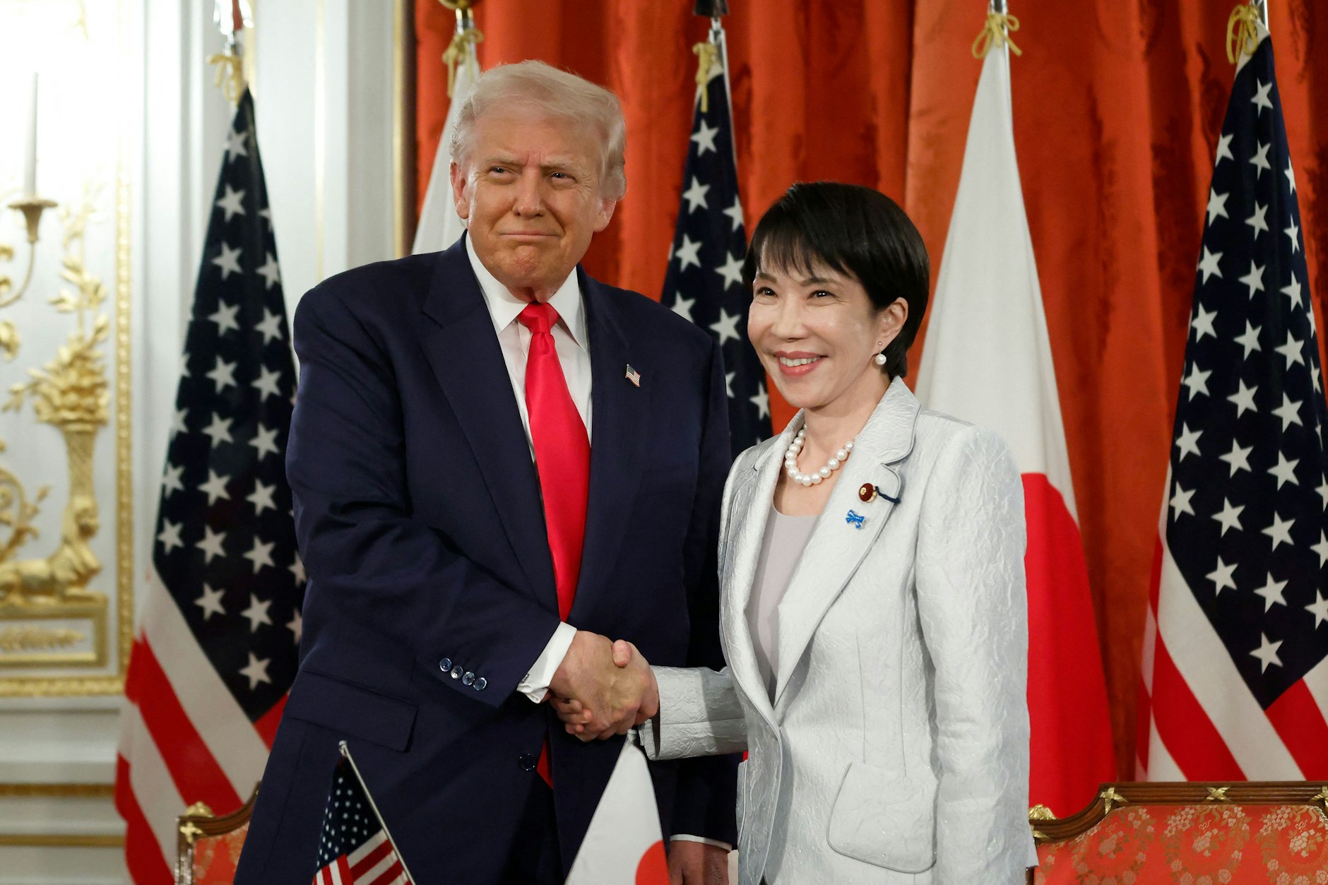 Tokio: US-Präsident Donald Trump schüttelt Japans Premierministerin Sanae Takaichi die Hand.