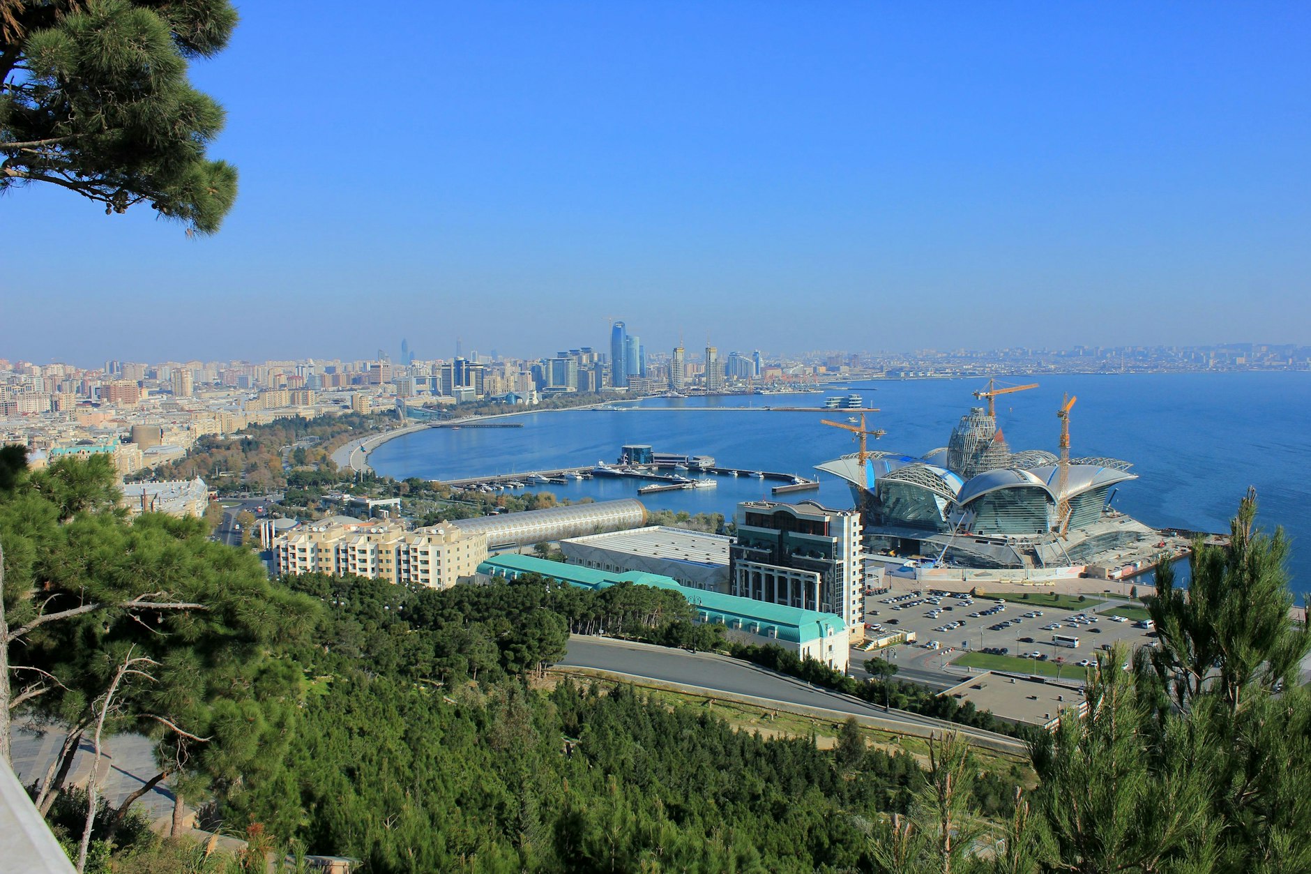 Zwischen Europa und Asien: die aserbaidschanische Hauptstadt Baku