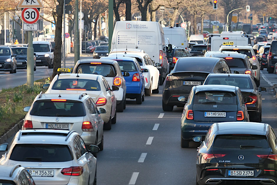 Stau auf der Bundesallee! So dürfte es dank der Arbeiten an Gasleitungen auch am Dienstagmorgen aussehen.