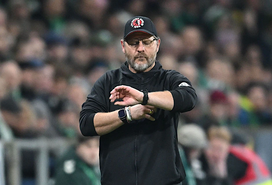 Trainer Steffen Baumgart vom 1. FC Union schaut auf die Uhr.