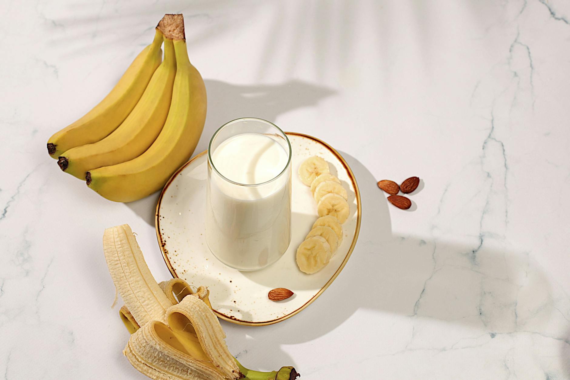 Eine Studie zeigt, dass Bananen-Smoothies die Aufnahme gesunder Pflanzenstoffe mindern können.