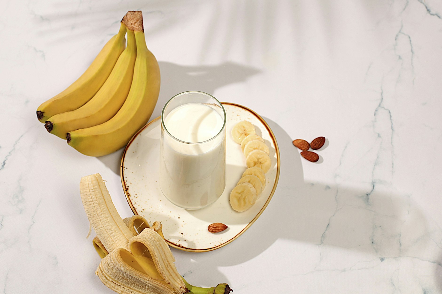 Eine Studie zeigt, dass Bananen-Smoothies die Aufnahme gesunder Pflanzenstoffe mindern können.