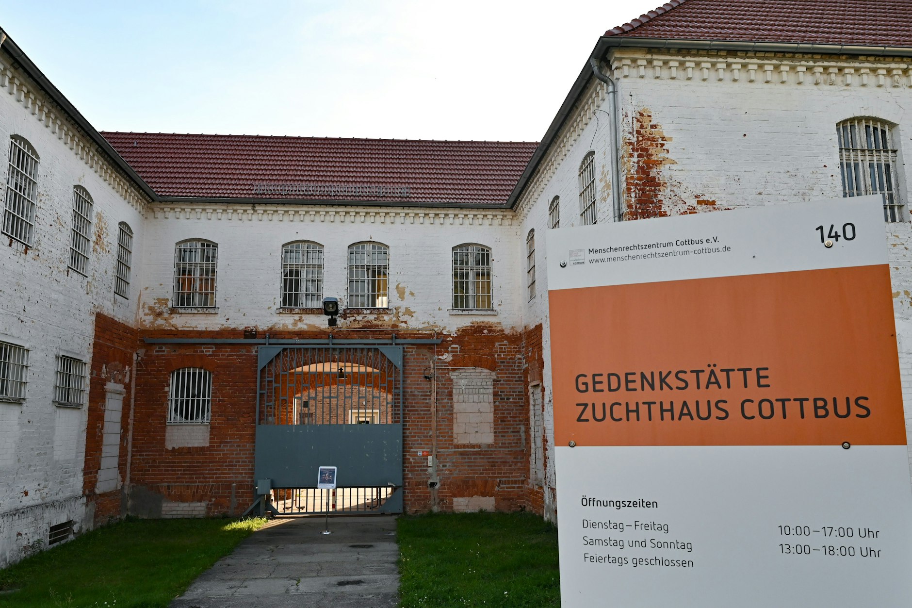 Der Eingang zur Gedenkstätte Zuchthaus Cottbus vom Verein Menschenrechtszentrum Cottbus