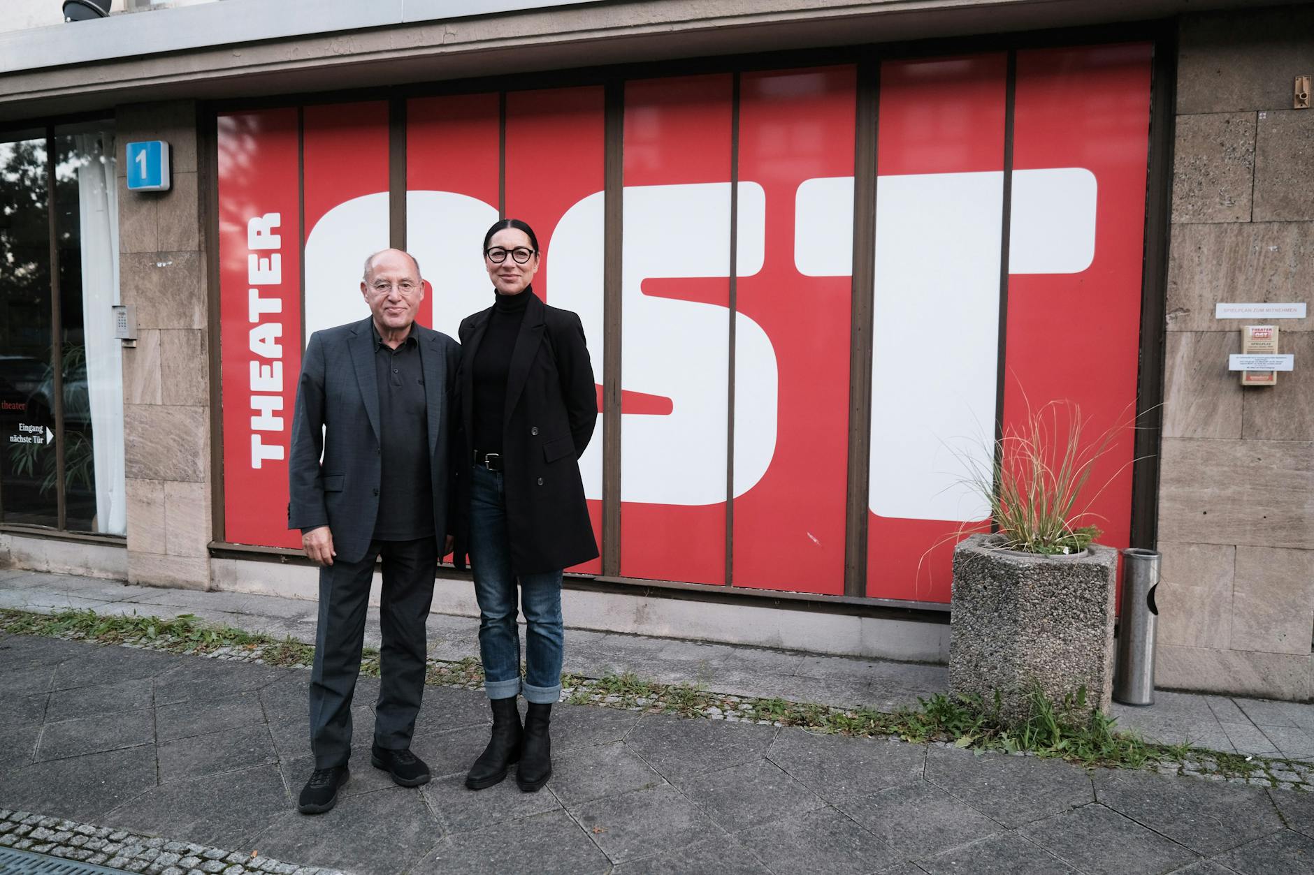 Kathrin Schülein, Leiterin des Theaters Ost in Adlershof. Gregor Gysi (Die Linke), direkt gewählter Bundestagsabgeordneter, unterstützt sie bei der Rettung des Hauses.