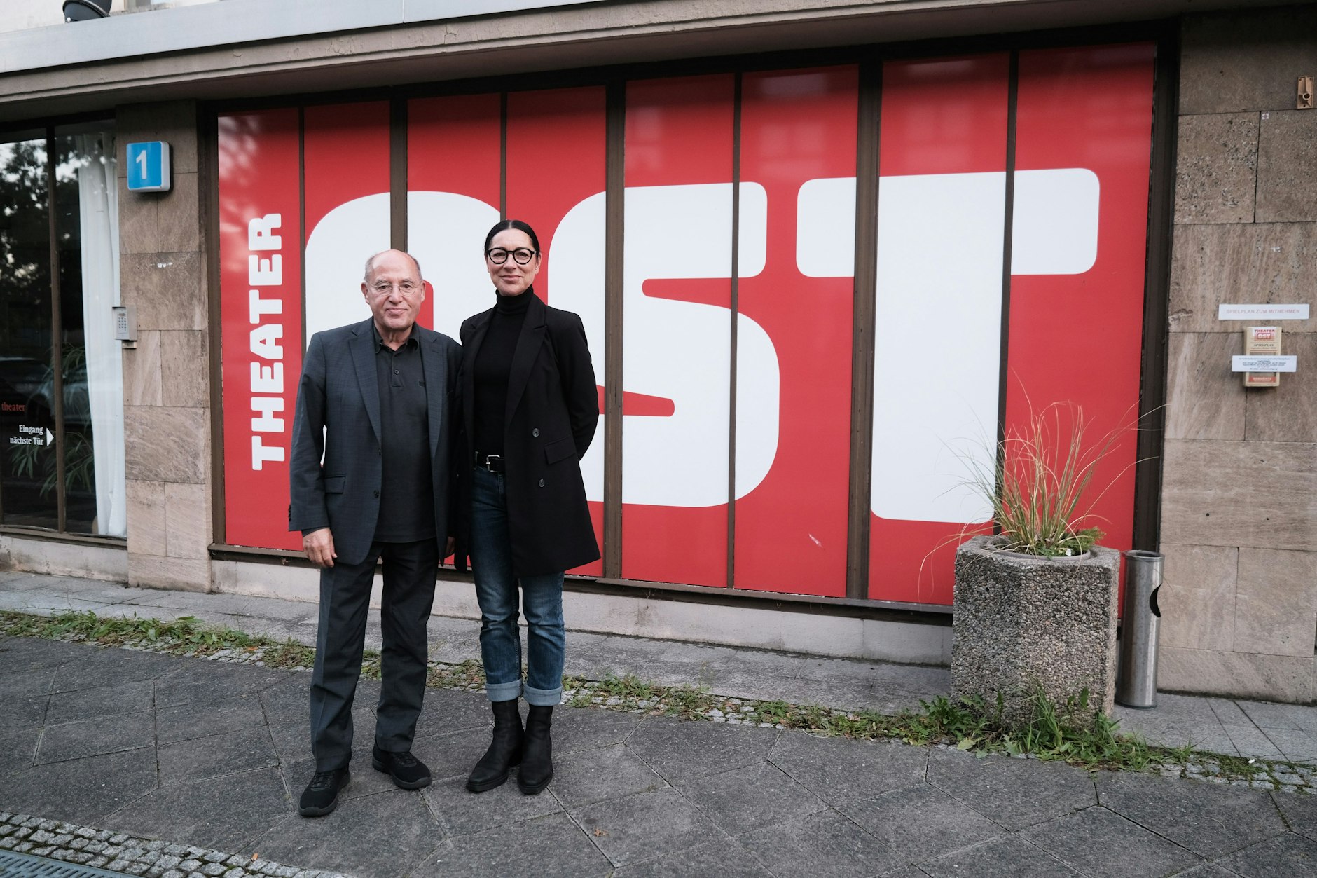 Kathrin Schülein, Leiterin des Theaters Ost in Adlershof. Gregor Gysi (Die Linke), direkt gewählter Bundestagsabgeordneter, unterstützt sie bei der Rettung des Hauses.
