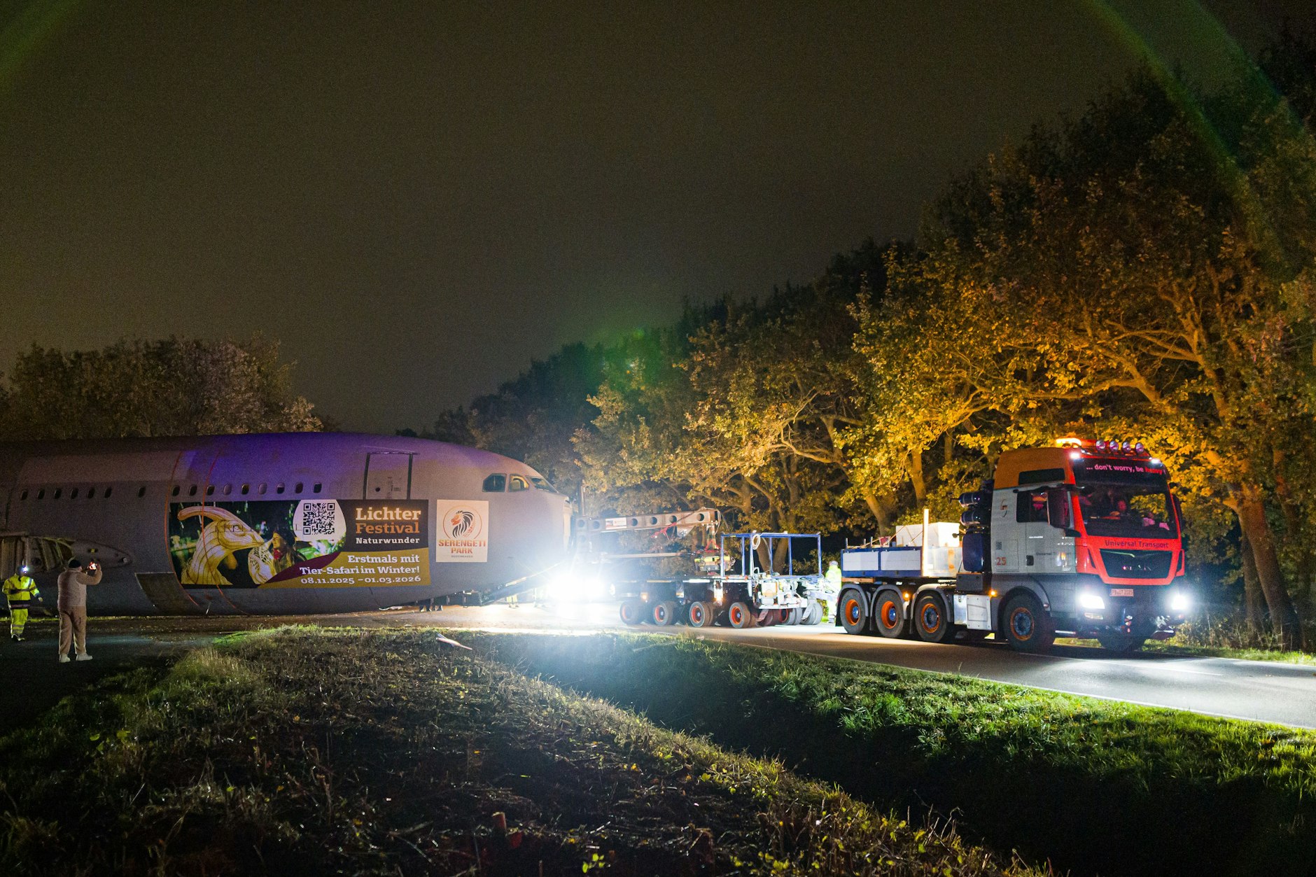 Im grau lackierten Bundeswehr-Look reist der letzte DDR-Airbus per Schwertransporter nach Hodenhagen zum Serengeti-Park (Niedersachsen).